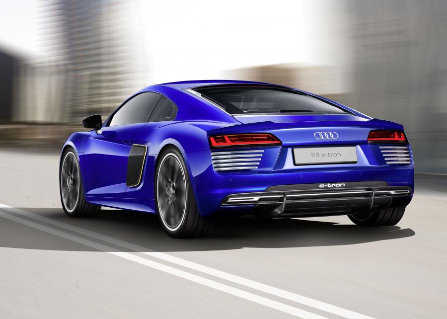  Audi R8 e-tron 2015 года  (фото 10 из 21)